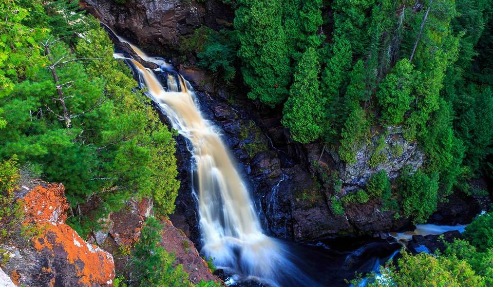 Conozca las «cataratas del Niágara del Medio Oeste»: la cascada más alta de Wisconsin con 165 pies y la cuarta más alta al este de las Rocosas.