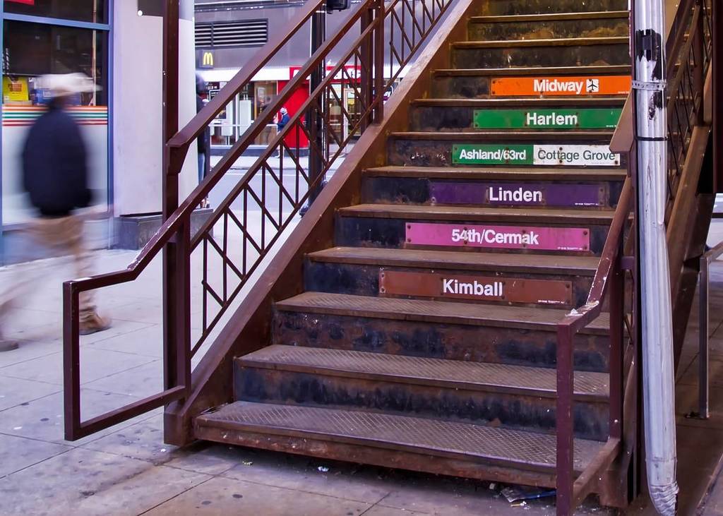 Escaleras que llevan a la estación de la CTA en Adams/Wabash