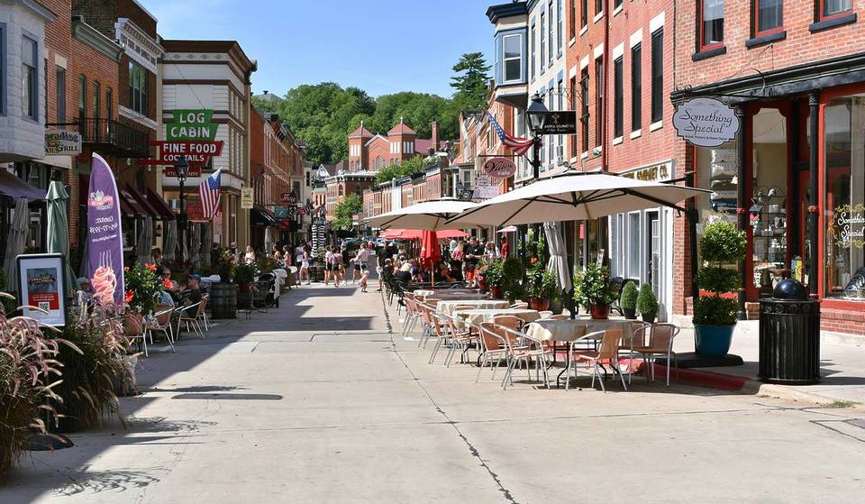This Illinois town is one of the coziest fall getaways in America according to a new ranking—3 hours from Chicago