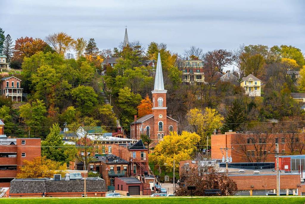 Vista histórica de la ciudad de Galena en otoño en Illinois de EE.UU.
