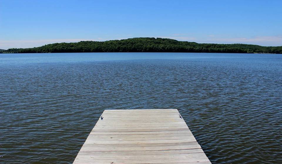 This Glacier-Carved Lake Is Only One Hour From Chicago—It&#8217;s A Serene Natural Escape For Wildlife Viewing