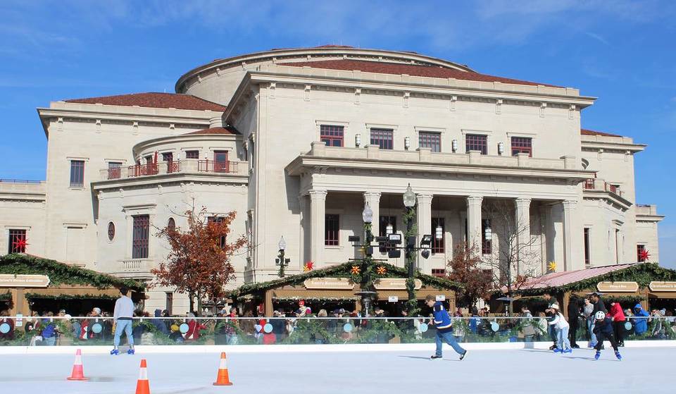 3 Hours From Chicago—The ‘Best Christmas Market’ In The US, And it Has Wooden Huts, Potato Pancakes, and Hot Glühwein Served in Boot Mugs