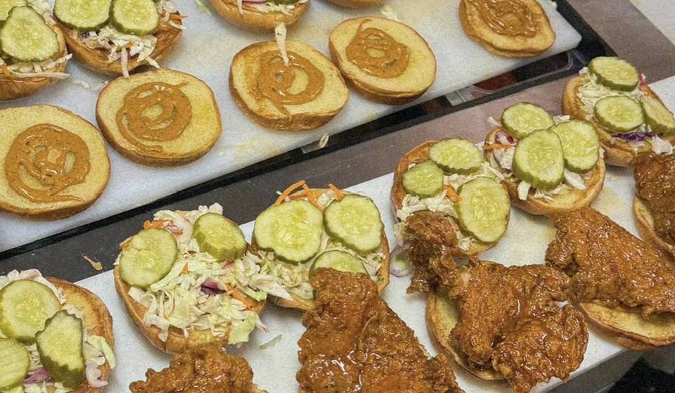 El Viral Hot Chicken Spot de Chicago está regalando sándwiches gratis en Lakeview este diciembre