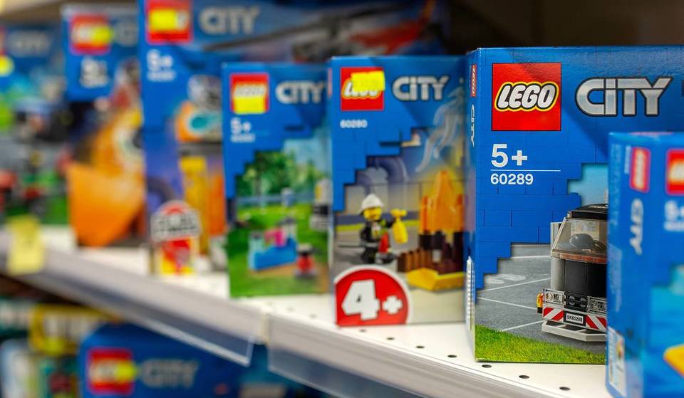 Una gigantesca tienda de LEGO abre cerca de Chicago justo a tiempo para las fiestas, con un muro para recoger y construir y mucho más