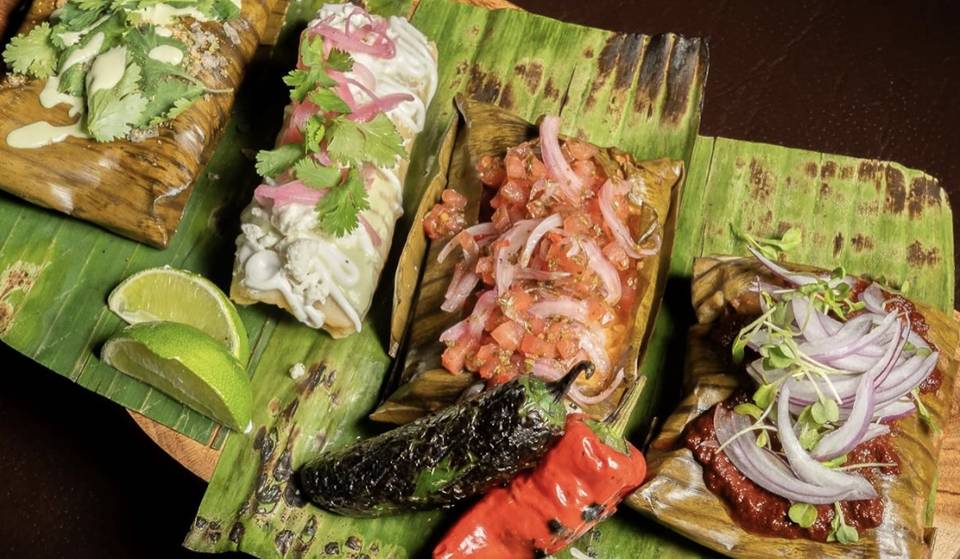 Cócteles festivos y tamales de temporada en el menú de este lugar de fusión panamericana para estas fiestas