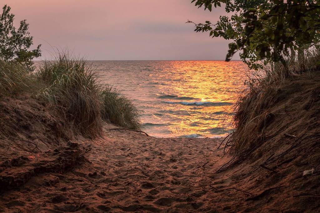 Puesta de sol en el lago Michigan tomada desde las dunas de Saugatuck, Michigan