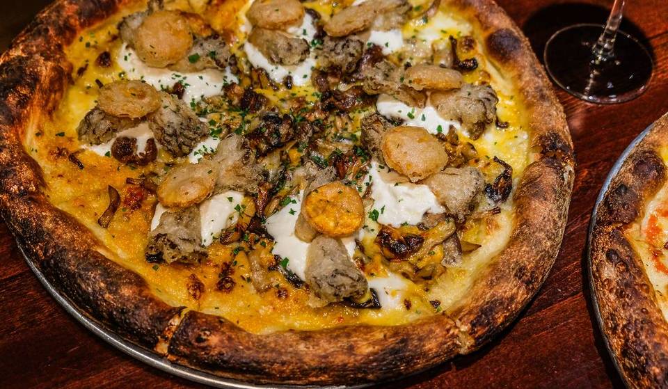 Este local de Chicago sirve una «Pizza de Navidad Blanca» con triple crema de mantequilla y rocío de miel de naranja, y las entradas se venden rápido