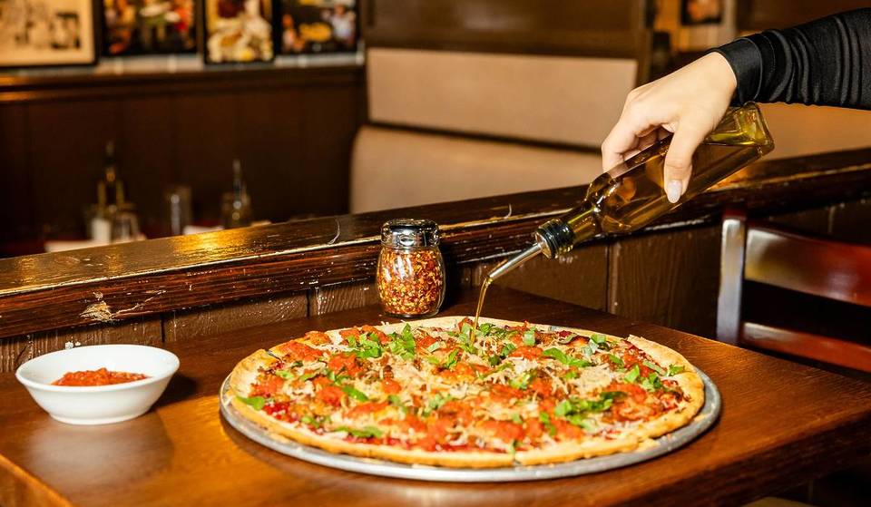 Esta histórica pizzería de Chicago de 1932 se acaba de asociar con una famosa cafetería para lanzar un pastel especial a base de plantas