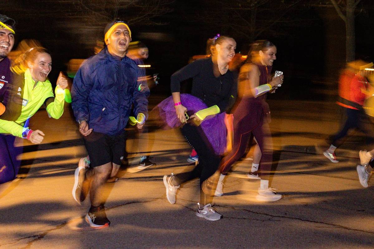 People running outside wearing neon clothes