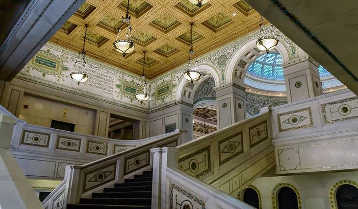 Este emblemático edificio de Chicago abrió sus puertas como biblioteca en 1897; hoy en día, acoge más de 700 programas culturales gratuitos al año