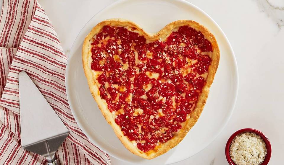 Regala una pizza con forma de corazón de Lou Malnati’s este San Valentín y apoya una buena causa.
