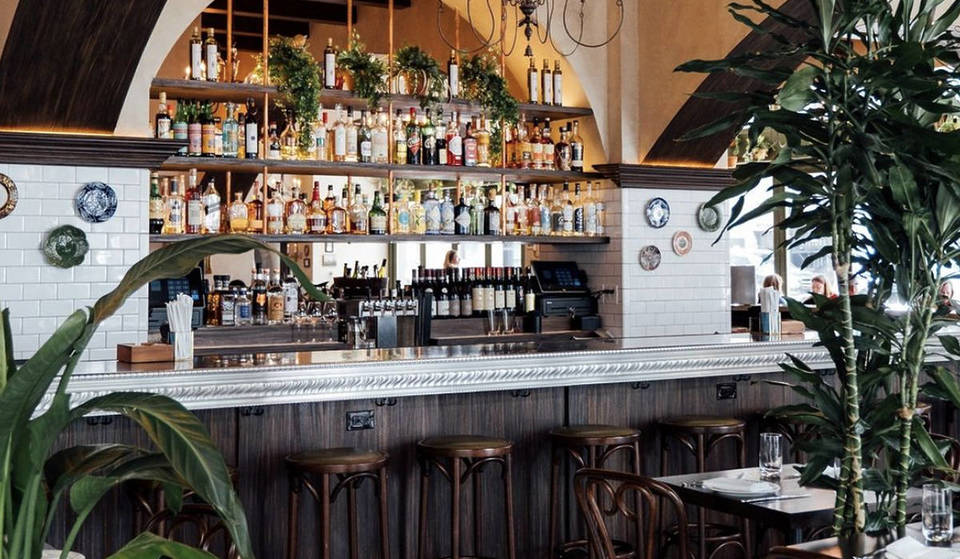 Este encantador local de Chicago, de inspiración europea, parece una trattoria romana, y sus nuevos aperitivos por 10 dólares te harán olvidar tu vuelo a Italia.