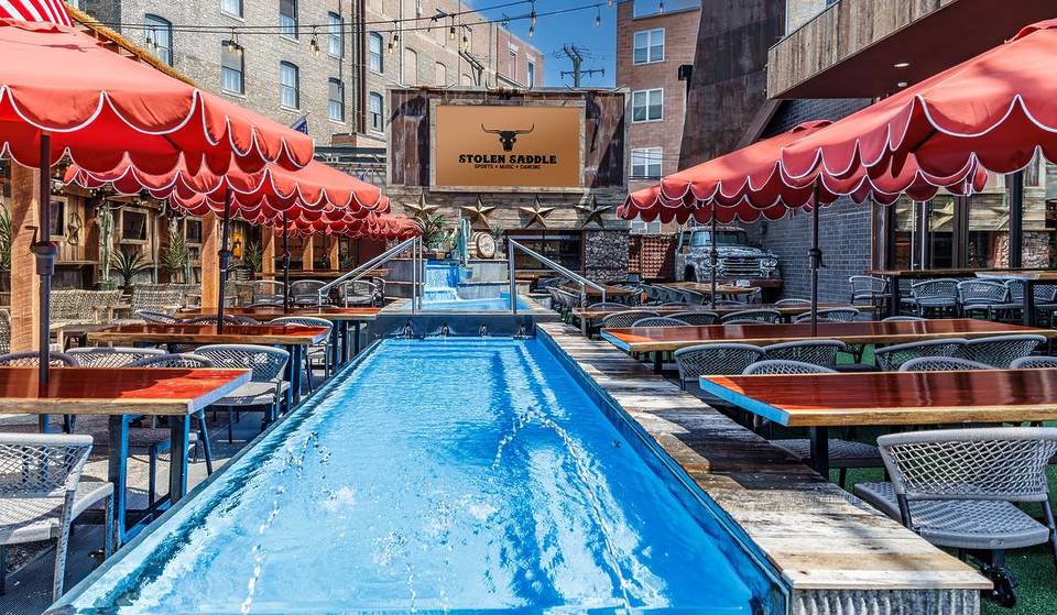 El bar country más grande de Chicago lanza noches de cerveza a 1 dólar: aquí te contamos cuándo puedes aprovecharla.