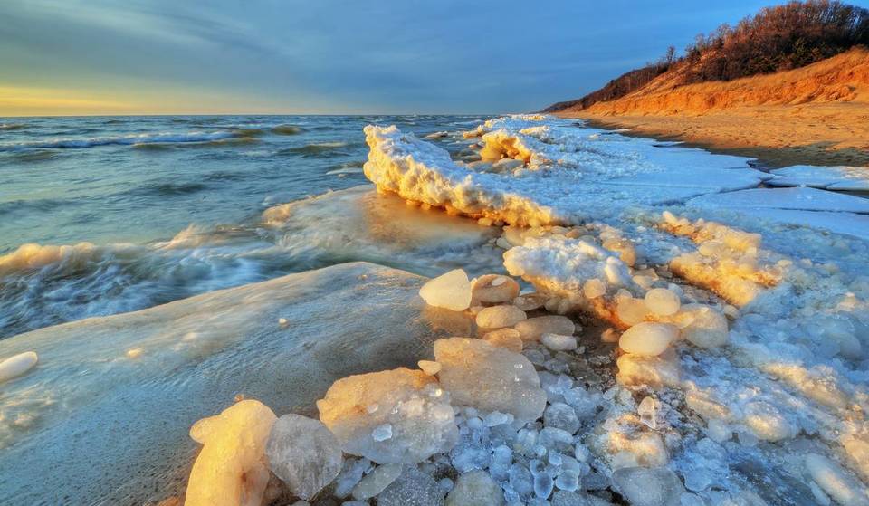 Voted One of the Most Beautiful in America: This 19th-Century Coastal Gem Near Chicago Hides a “Secret” Beach and World-Class Art