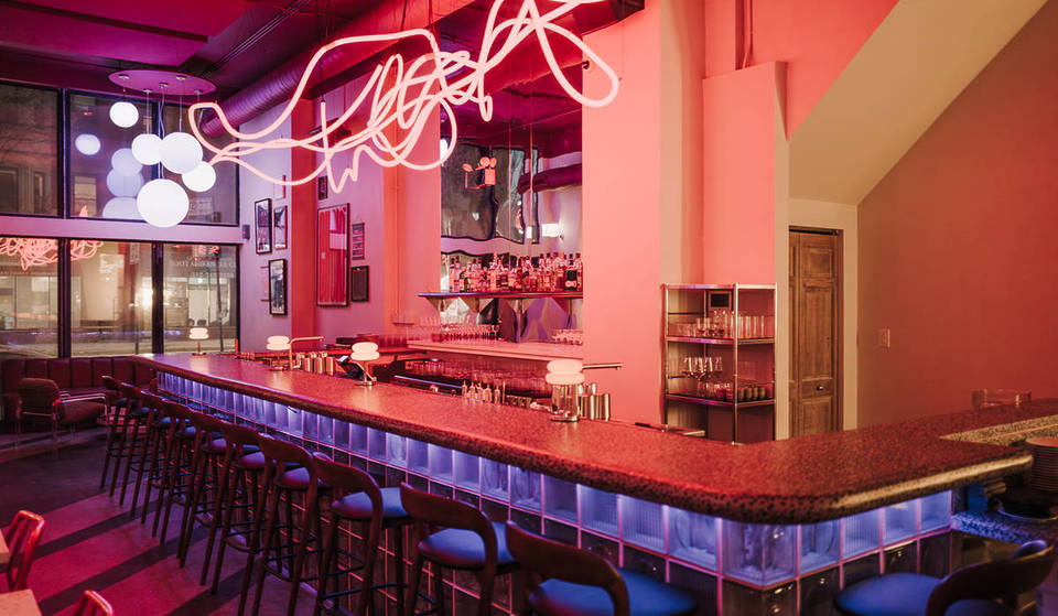 La «Barman del Año de Clase Mundial de EE. UU.» abre su primer proyecto en solitario en Chicago, y es un nuevo y espectacular salón de cócteles.