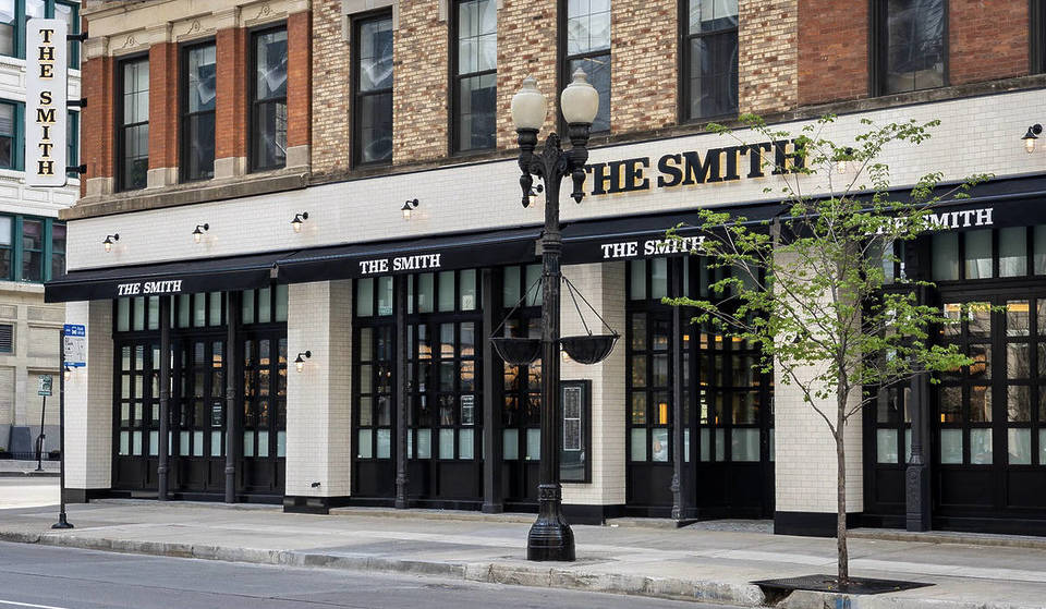 Esta enorme brasserie de Chicago es un paraíso para los amantes de la carne y los macarrones con queso al horno, y su exclusiva hora feliz ofrece 4 martinis diferentes.