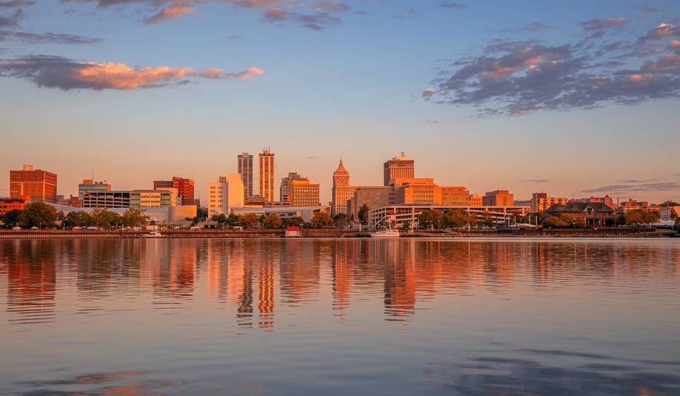 Según los expertos, las 20 ciudades con los impuestos sobre la propiedad más altos se encuentran en solo 4 estados. A continuación te explicamos por qué tu factura podría dispararse.