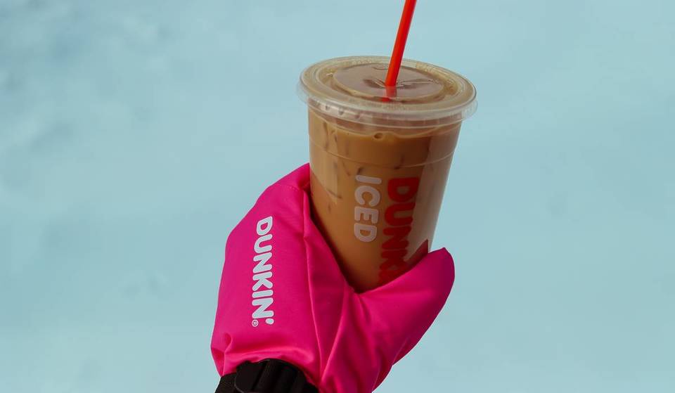 Dunkin’ regala guantes de café helado de edición limitada en Chicago a partir de este viernes. Aquí te explicamos cómo conseguir los tuyos.