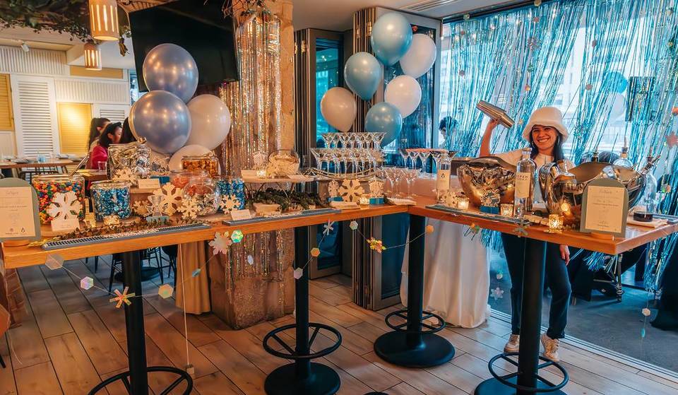 Este local de moda a orillas del río trae los Alpes a Chicago por un solo día. Aquí te explicamos cómo conseguir una mesa en la fiesta après-ski más famosa de la ciudad.