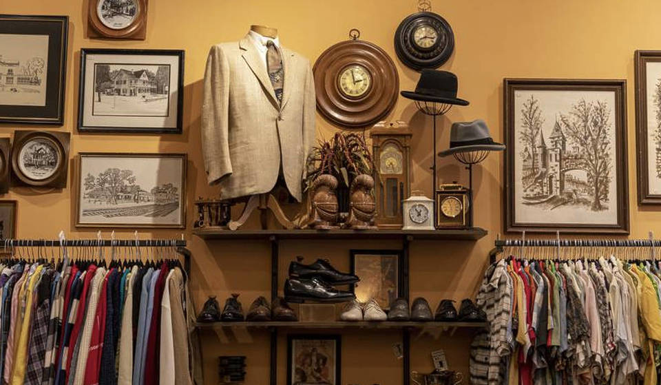 Dentro de la boutique Hidden North Ave, donde cada pieza tiene una historia, desde cuero perfectamente desgastado hasta elegantes trajes de noche de los años 20.
