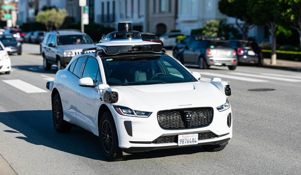 Una fila de vehículos Waymo está aparcada actualmente en el centro de Chicago. ¿Podría ser este el comienzo de los viajes sin conductor en Illinois?