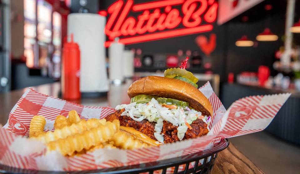 Este local de pollo picante de Nashville que se ha vuelto viral acaba de abrir su primer local en Chicago.