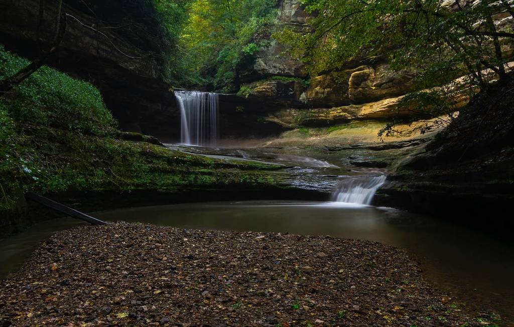 Cascada en el cañón LaSalle después de una lluvia en septiembre. Parque Estatal Starved Rock, Illinois, EE. UU.
