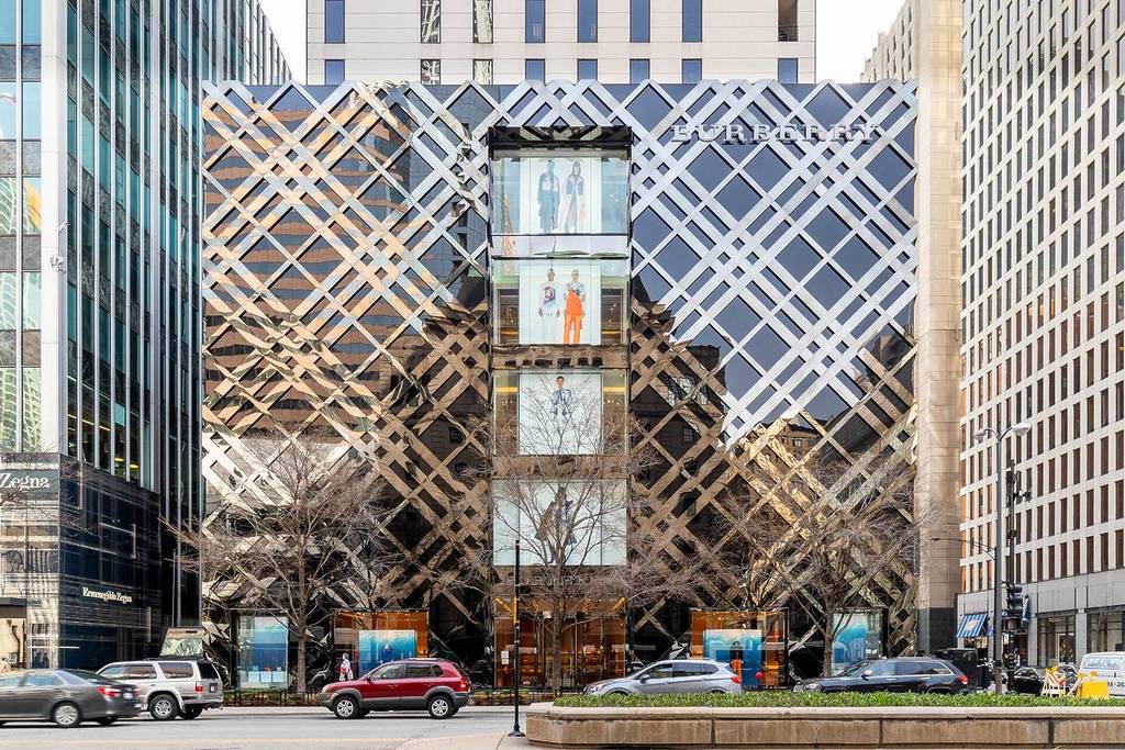 La lujosa tienda Burberry en el centro de Chicago, en la Mag Mile de Michigan Avenue, tiene una hermosa arquitectura con el diseño a cuadros característico de la marca.