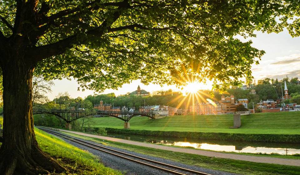 This 19th-Century Illinois Town Is One Of The Best Places In America To See Spring Flowers This Year
