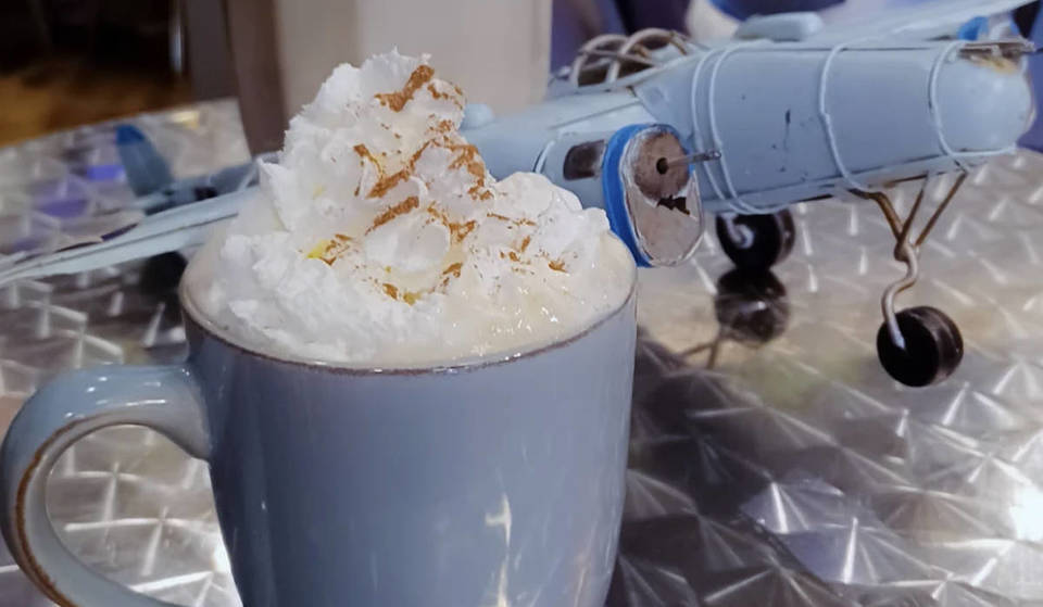 Esta cafetería de Chicago, inspirada en la aviación, utiliza auténticos carritos de avión del siglo XX para servir sus famosos cafés con leche de horchata