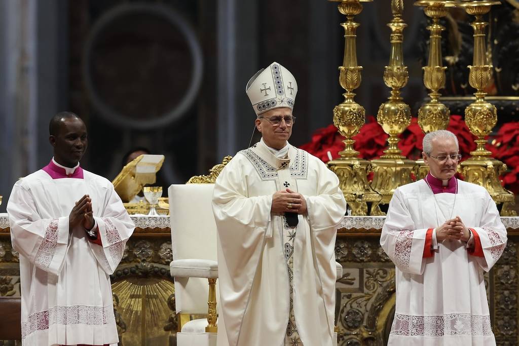 El papa León con una mitra