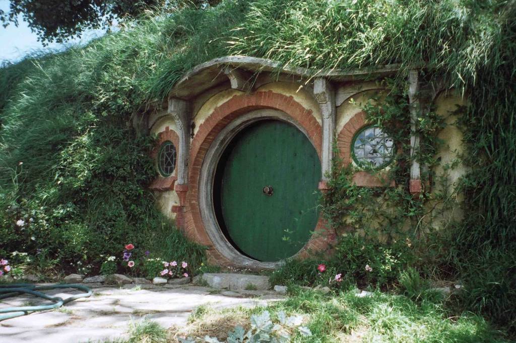 Una entrada verde y circular a una madriguera de hobbit de El Señor de los Anillos.