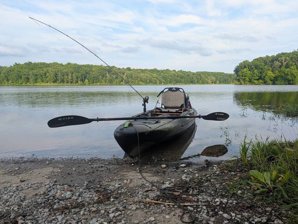 El kayak de pesca de un pescador amarrado en la rampa para embarcaciones de la Línea 6 en una tranquila tarde en el lago Devil's Kitchen, en el Refugio Nacional de Vida Silvestre Crab Orchard