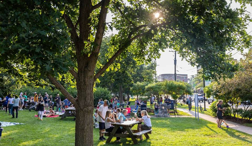 Este enorme mercado de agricultores vuelve cerca de Chicago este mes de junio, junto con los jueves de food trucks y una noche temática de los 90