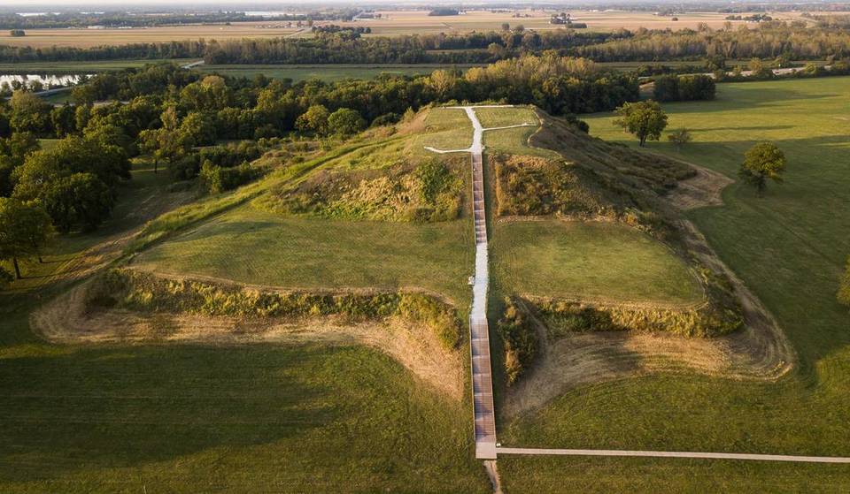 This 475-mile scenic route near Chicago is one of the most visually rewarding drives— connecting to a “fairytale” village and 15 miles of cliffside trails