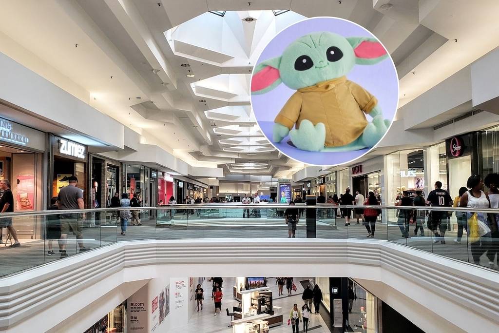 Woodfield Mall con imagen del peluche de Grogu de Miniso.