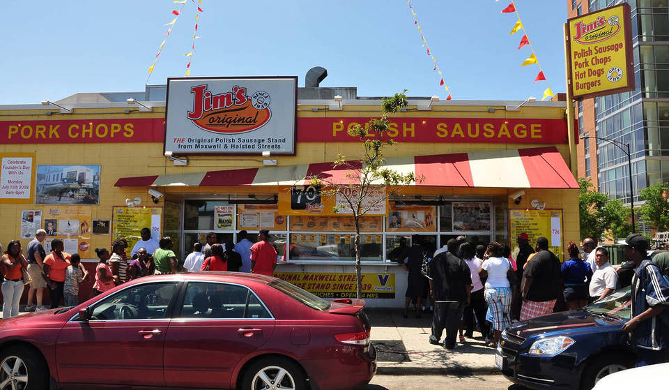 El puesto de perritos calientes más emblemático de Chicago se ve obligado a mudarse tras 21 años en su local de Union Avenue