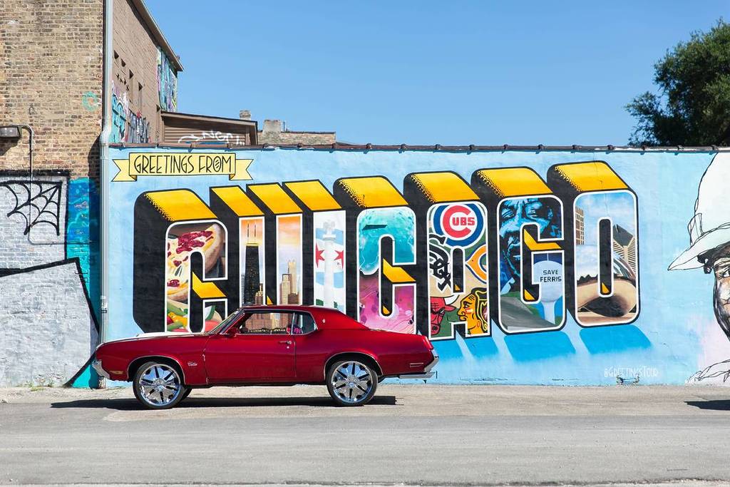 Saludos desde Chicago: mural con un coche rojo delante