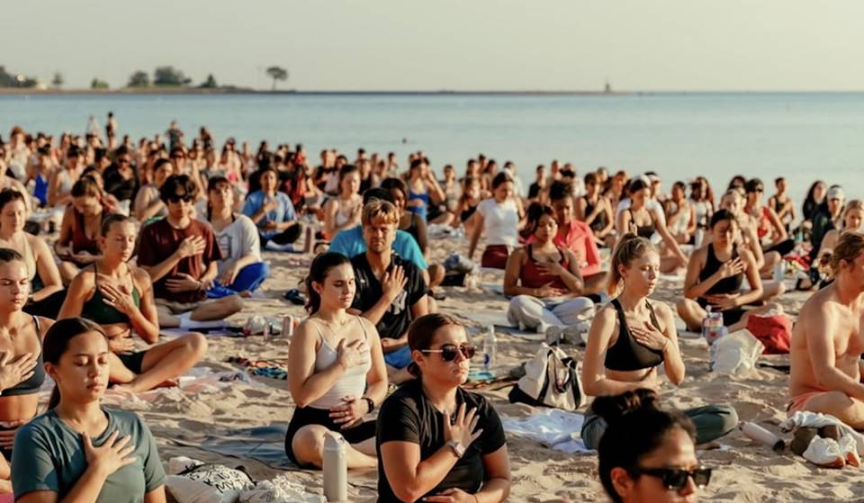 This viral beach Pilates series is back in Chicago—and it’s totally free
