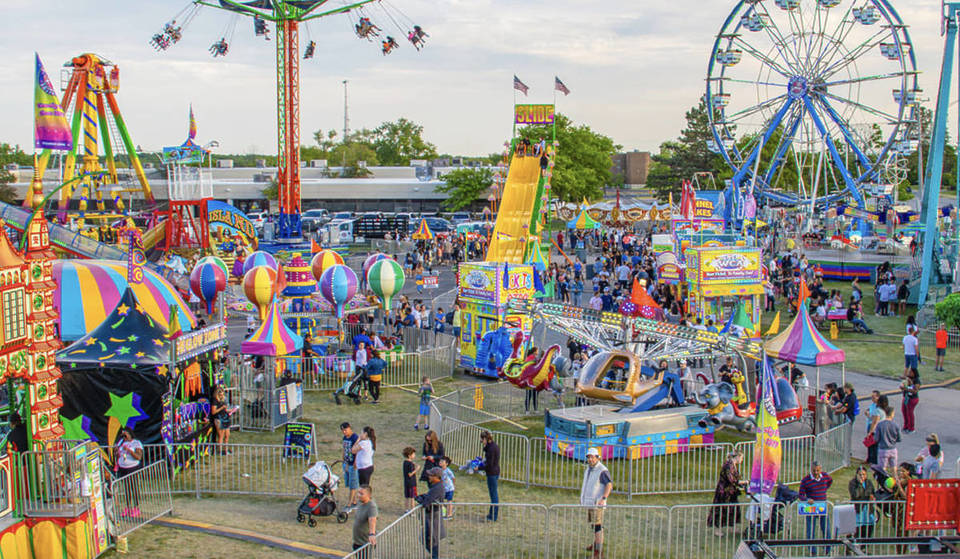 A una hora de Chicago: esta pequeña localidad acoge este fin de semana un gran festival festivo de cuatro días, con una completa zona de atracciones al aire libre.