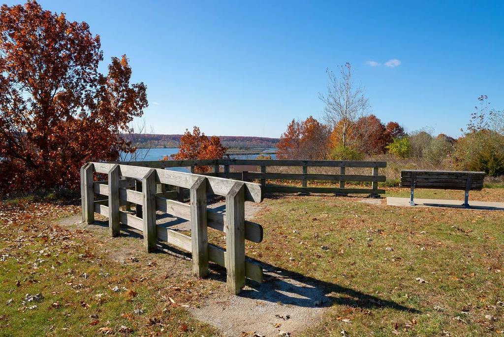 Mirador en los acantilados del río Illinois en una soleada tarde de otoño. Parque Estatal Buffalo Rock, Illinois, EE. UU.