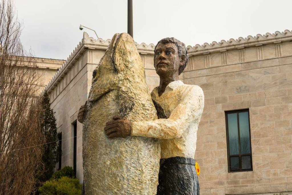 Después de 25 años, esta imponente escultura de 16 pies situada frente al Acuario Shedd de Chicago sigue desconcertando por completo y dividiendo a quienes la ven por primera vez