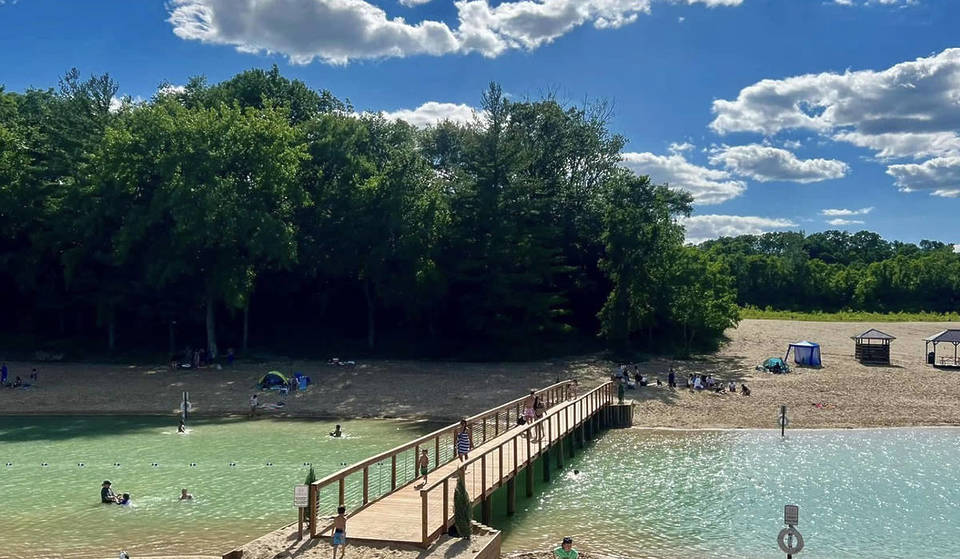 1 hour from Chicago: this hidden, crystal-clear blue lagoon is a summer oasis in northern Illinois