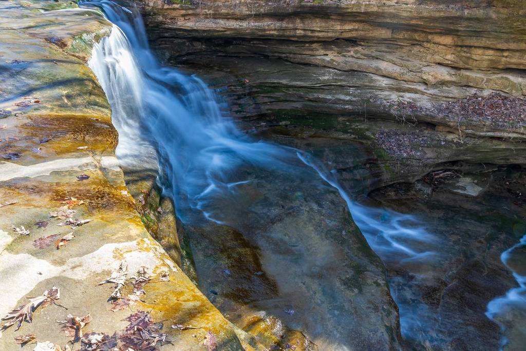 Impresionante corriente de agua sobre las rocas del Parque Estatal Starved Rock, Illinois, EE. UU.