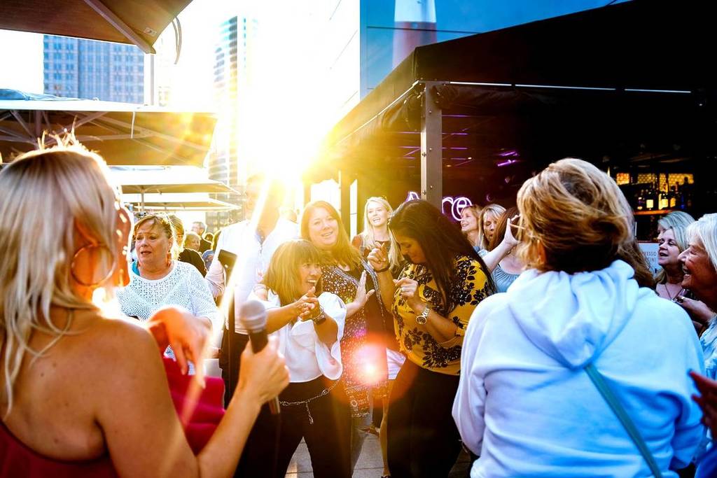 gente bailando en «Concerts Under the Stars» de Chicago