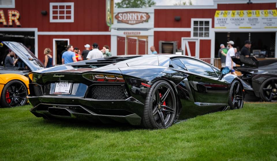 A una hora de Chicago: el mes que viene llega una exposición de coches de lujo a esta querida granja familiar