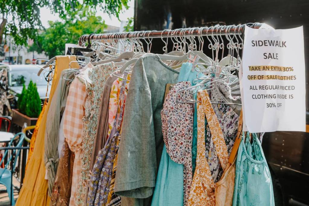 Rebajas de verano en las aceras