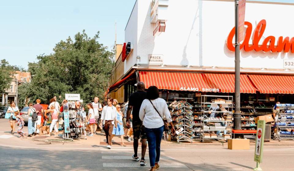 Chicago va a cerrar un tramo de una milla de la calle Clark, ya que más de 40 negocios se están preparando para una de las mayores ventas en las aceras