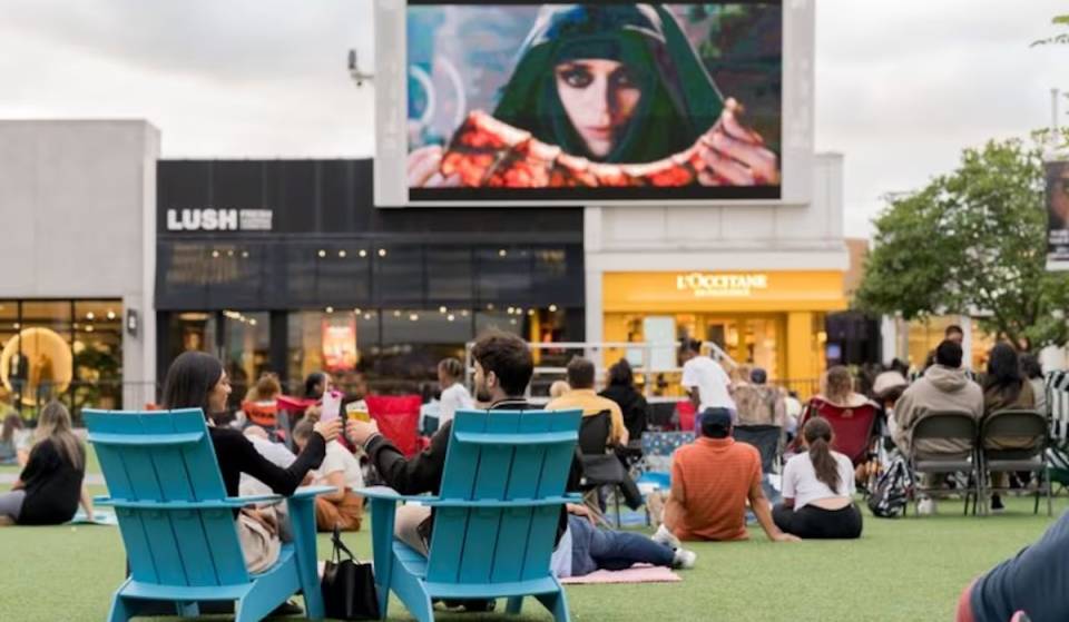 Este enorme centro comercial proyecta películas al aire libre y gratis bajo las estrellas durante todo el verano, a solo 30 minutos del centro de Chicago