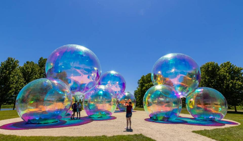 A solo una hora de Chicago, puedes ver esta enorme instalación de burbujas iridiscentes, que hace su primera aparición en un jardín botánico de EE. UU.
